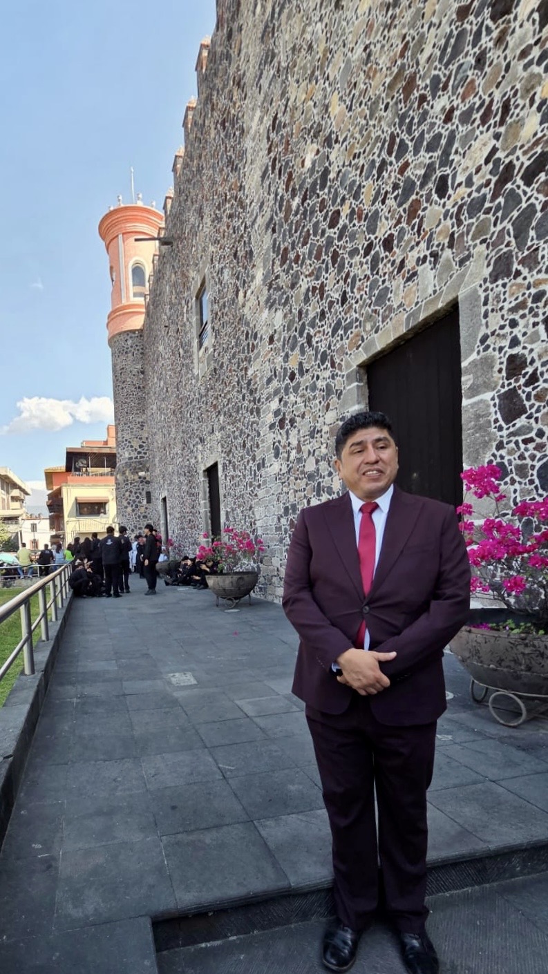 Humberto Hugo Velázquez Marmolejo, con traje vino, junto al Palacio de Cortés en Cuernavaca
